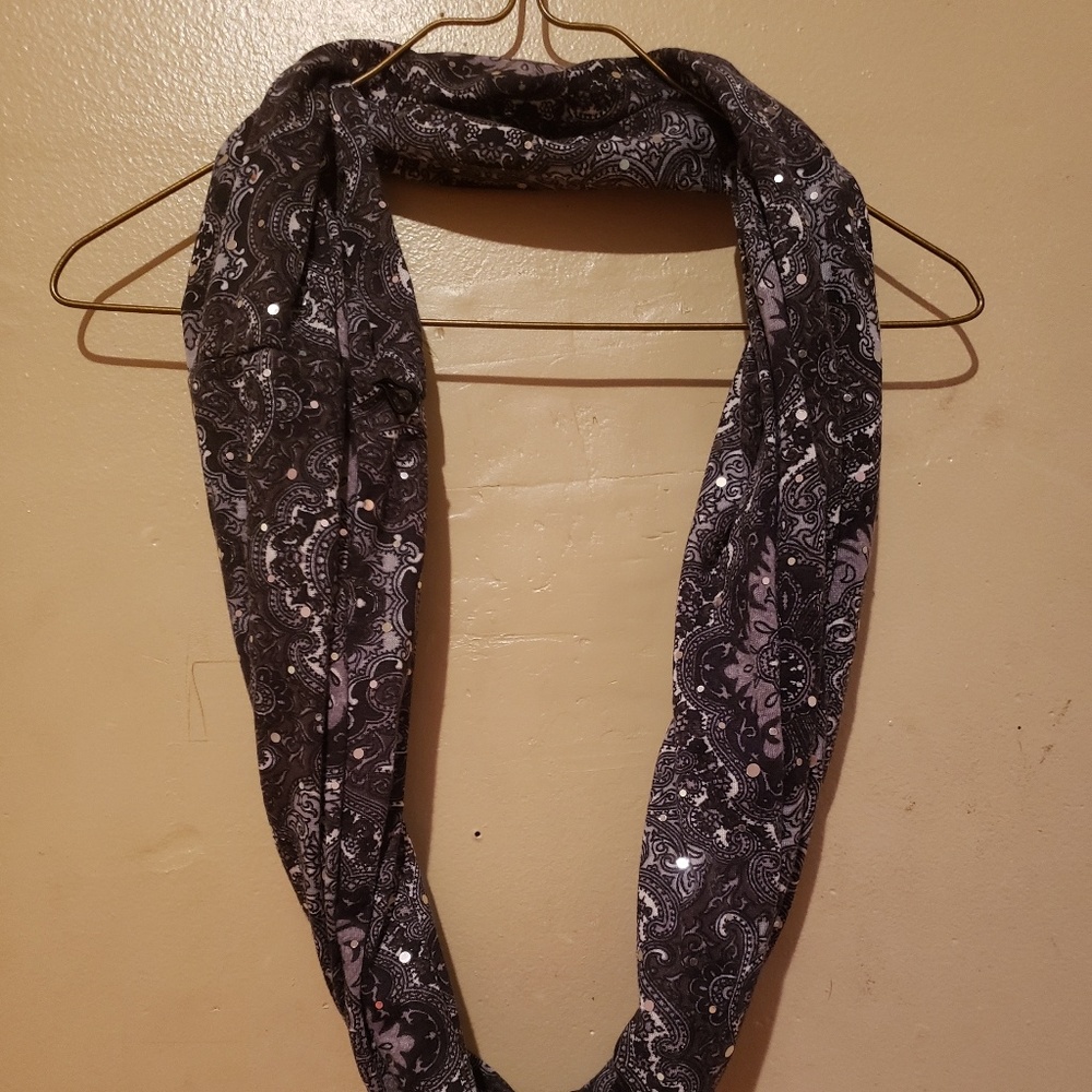 Patterned scarf with sequins